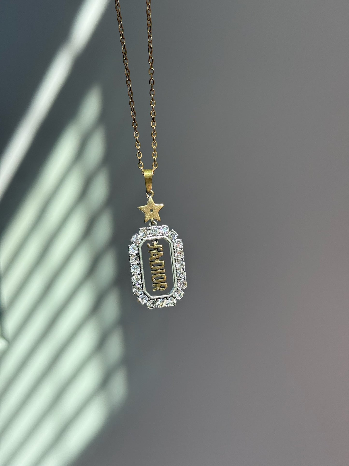 J’Adior Star Pendant